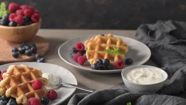 Zoete Zelfgemaakte Berry Belgische Wafel Met Slagroom — Stockvideo