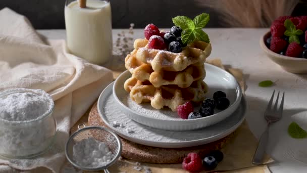 Gaufre Belge Aux Baies Sucrées Maison Avec Crème Fouettée — Video