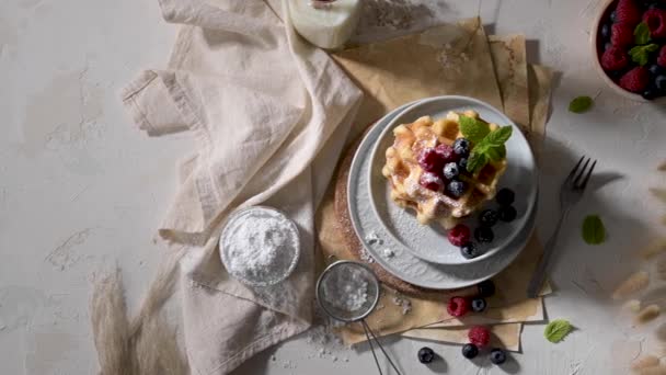 Zoete Zelfgemaakte Berry Belgische Wafel Met Slagroom — Stockvideo