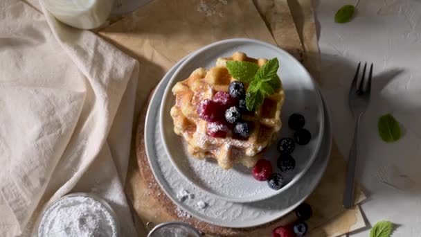 Tatlı Yapımı Berry Belçika Waffle Ile Krem Şanti — Stok video