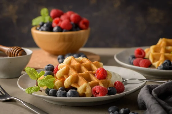 甜自制浆果比利时华夫饼与奶油 — 图库照片