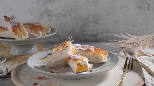 典型的葡萄牙甜食巴斯德 沃泽拉放在台面上 — 图库视频影像