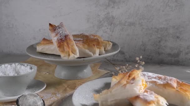 Типичные Португальские Сладости Pasteis Vouzela Подается Столе — стоковое видео