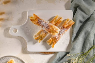 Tipik Portekiz tatlıları Pasteis de Vouzela tezgahta servis edilir..