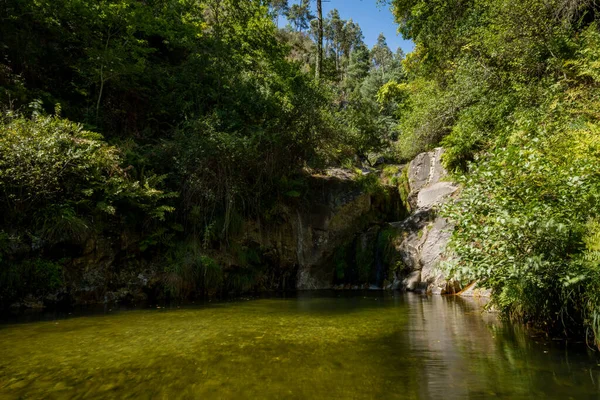 Schöner Wasserfluss Poco Linho Wasserfall Vale Cambra Portugal Langzeit Belichtungsglatte — Stockfoto