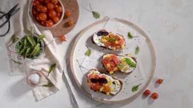 Kızarmış domatesli İtalyan bruschetaları, mozzarella peyniri, ananas dilimleri ve kırsal mutfak tezgahında otlar..