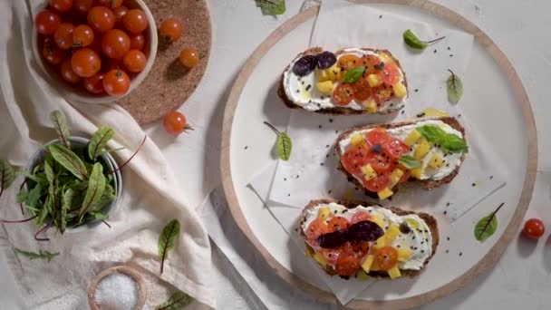 Brosses Italiennes Aux Tomates Rôties Fromage Mozzarella Tranches Ananas Herbes — Video
