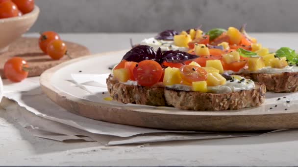 Bruschettas Italianas Com Tomate Assado Queijo Mussarela Fatias Abacaxi Ervas — Vídeo de Stock