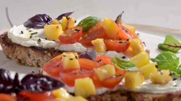 Italienische Bruschettas Mit Gerösteten Tomaten Mozzarella Ananasscheiben Und Kräutern Auf — Stockvideo