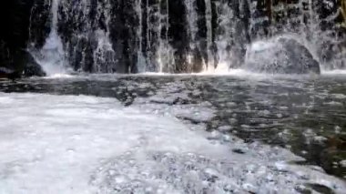 Lourido nehrinin şelalesi Maceda 'daki Estanislau çeşmesinin parkında - Ovar, Portekiz.