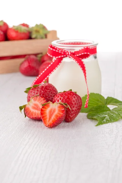 Zelfgemaakte yoghurt en aardbeien — Stockfoto