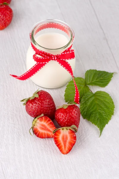 Hausgemachter Joghurt und Erdbeeren — Stockfoto
