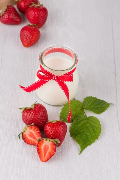 Hausgemachter Joghurt und Erdbeeren — Stockfoto