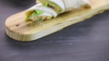 Tavuk ve sebzeli tortilla.