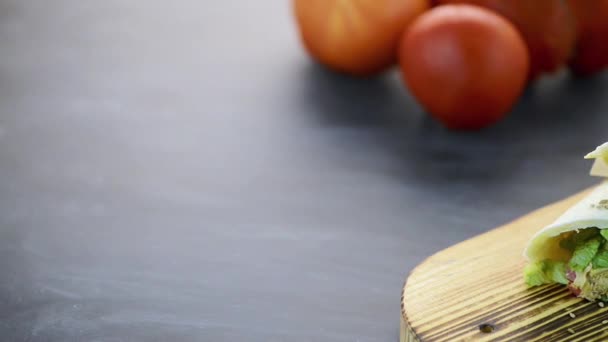 Tortilla con pollo y verduras — Vídeo de stock