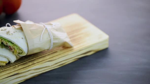 Tortilla com frango e legumes — Vídeo de Stock