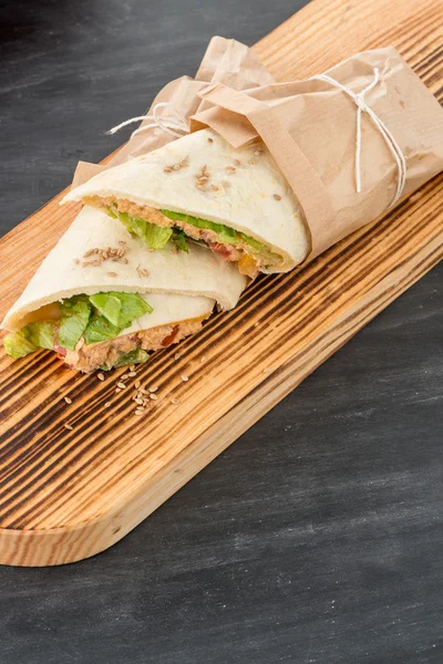 Tortilla com frango e legumes — Fotografia de Stock