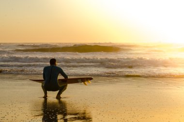 Surfer kijken naar de golven