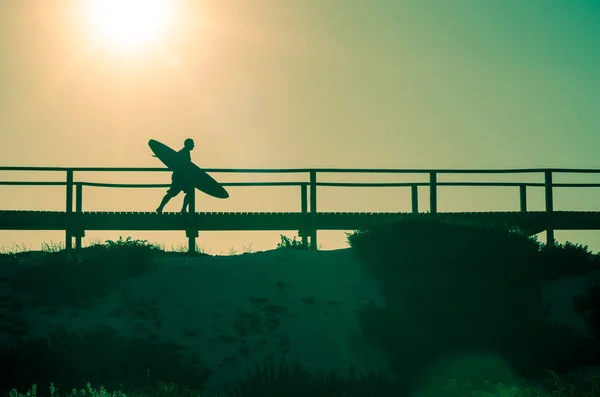 Surfer running to the beach — Stockfoto