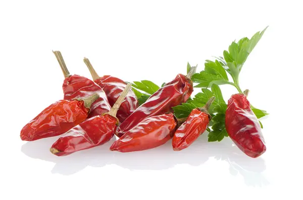 Červené chilli nebo chilli paprikou a petrželkou listy — Stock fotografie