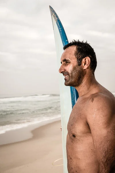 Surfista esperando las olas —  Fotos de Stock