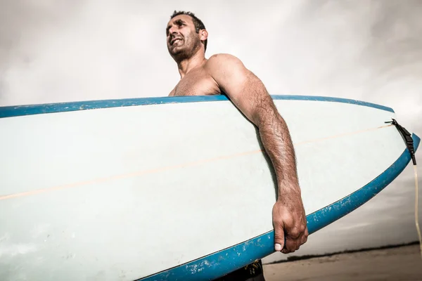 Surfer, der die Wellen wedelt — Stockfoto