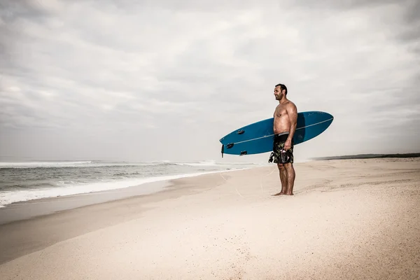 Surfer wathing de golven — Stockfoto