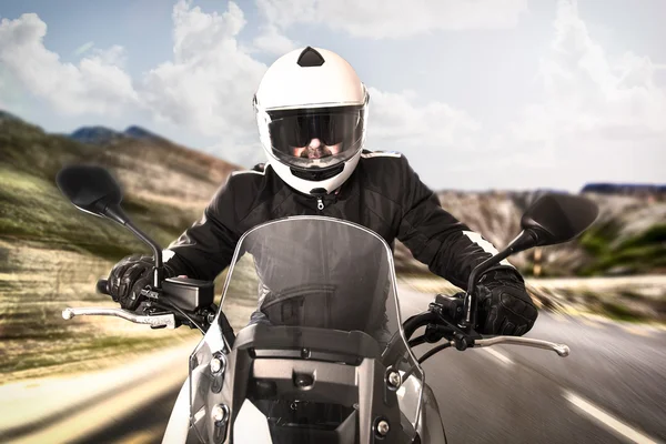 Yoldaki motorcu.