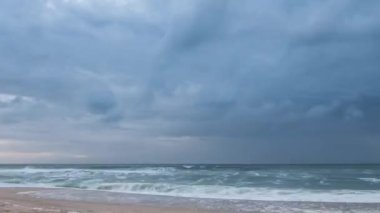 Sahilde fırtına bulutları