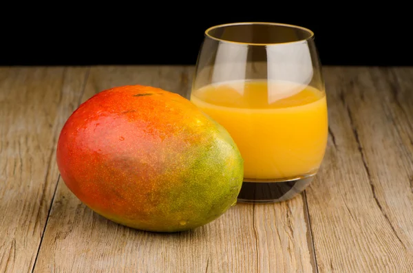 Frischer Mangosaft — Stockfoto