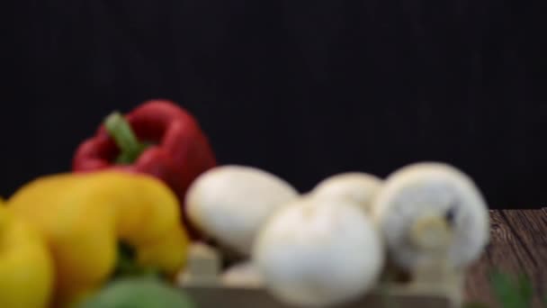 Verduras en caja de madera — Vídeos de Stock