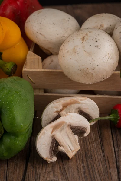 Овощи на деревянной коробке — стоковое фото