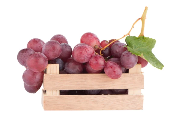 Uvas vermelhas em caixa de madeira — Fotografia de Stock