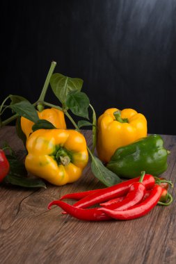 ahşap kutu üzerinde sebze