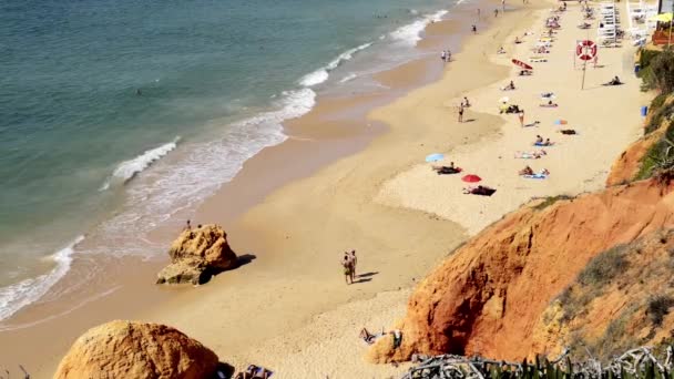 Olhos de agua strand in albufeira, portugal — Stockvideo