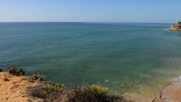 Пляж Olhos de agua в Альбукерре, Португалия — стоковое видео