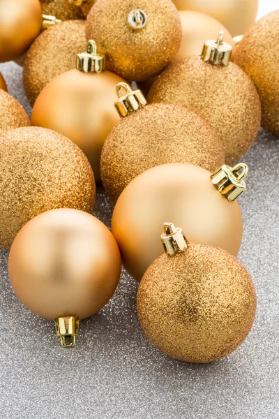 Goldene Weihnachtskugeln — Stockfoto