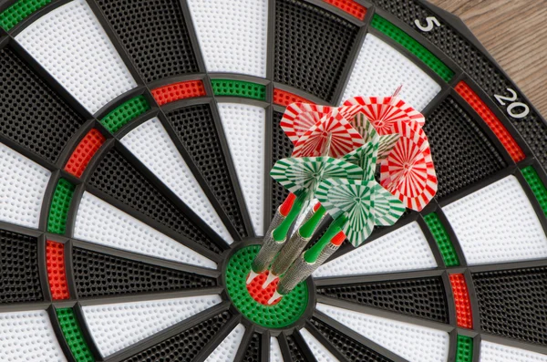 Dartbord met darts — Stockfoto