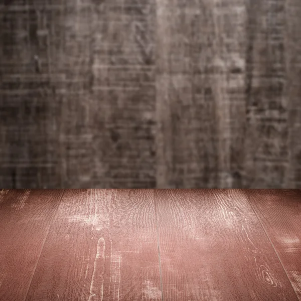 Стол с деревянной стеной — стоковое фото