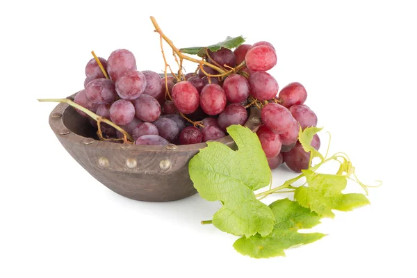 Uvas vermelhas frescas em tigela de madeira — Fotografia de Stock