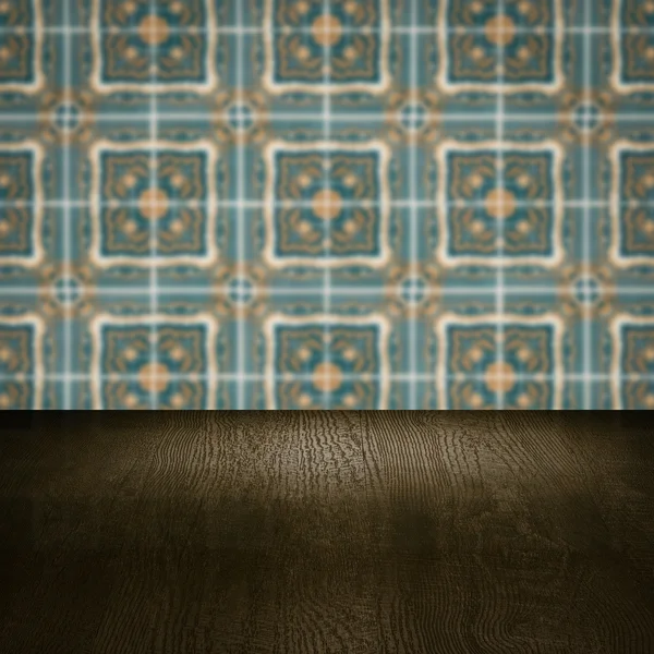 Masa üstü ahşap ve seramik duvar bulanıklık — Stok fotoğraf