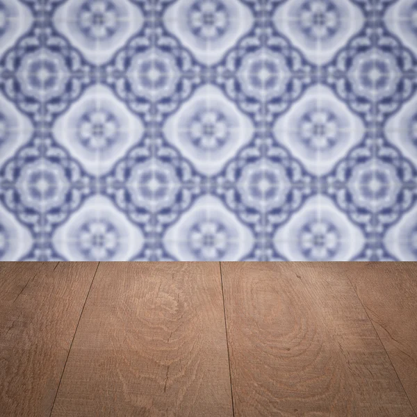 Tablero de madera y pared de baldosas de cerámica borrosa — Foto de Stock