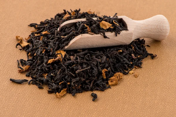Black Dry Tea with a Wooden Spoon — Stock Photo, Image