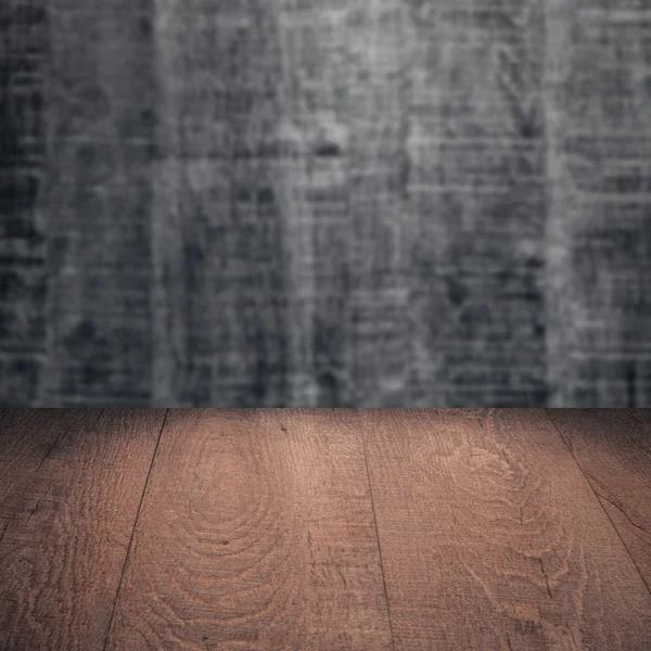 Стіл з дерев'яною стіною — стокове фото