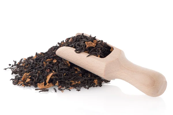 Bir tahta kaşıkla siyah kuru çay — Stok fotoğraf
