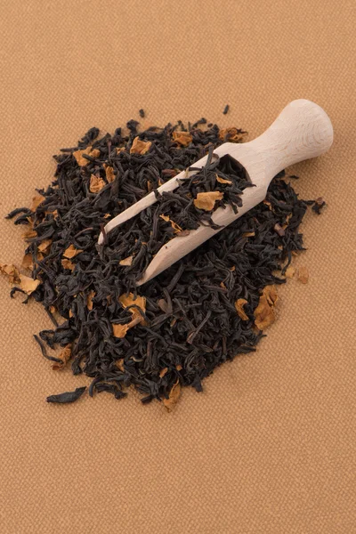 Black Dry Tea with a Wooden Spoon — Stock Photo, Image