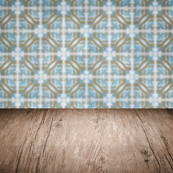 Holz Tischplatte und verschwimmen Keramikfliesen Wand — Stockfoto