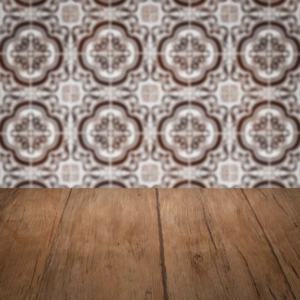 Holz Tischplatte und verschwimmen Keramikfliesen Wand — Stockfoto