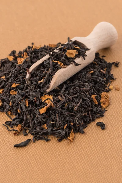 Black Dry Tea with a Wooden Spoon — Stock Photo, Image