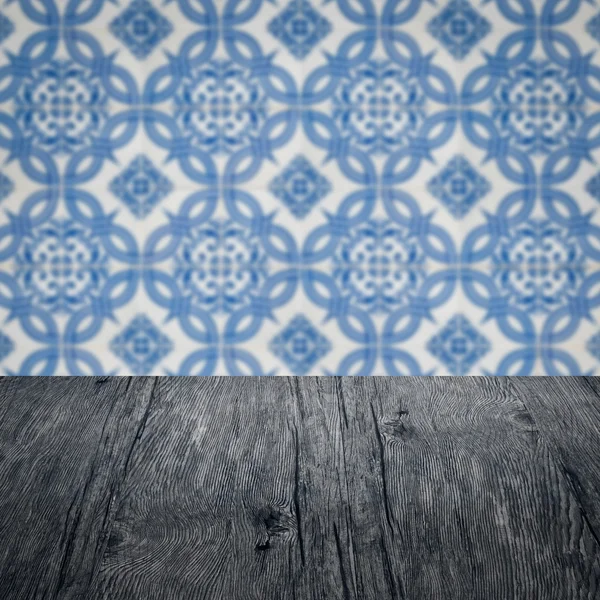 Holz Tischplatte und verschwimmen Keramikfliese Wand im Hintergrund — Stockfoto
